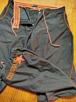 Pantalón deportivo negro y naranja