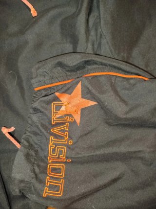 Pantalón deportivo negro y naranja