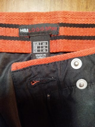 Pantalón deportivo negro y naranja