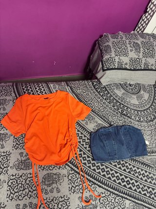 Dos tops: uno naranja talla y uno vaquero.