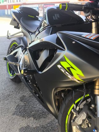 Suzuki GSXR 600 K7 Negra