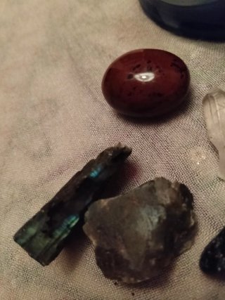 Cajita decorada y minerales variados