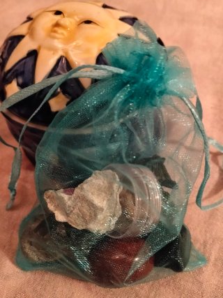 Cajita decorada y minerales variados