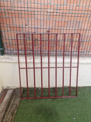 Reja y puerta de hierro galvanizado
