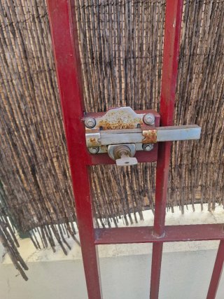 Reja y puerta de hierro galvanizado