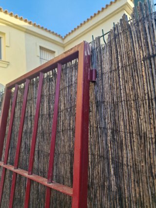 Reja y puerta de hierro galvanizado