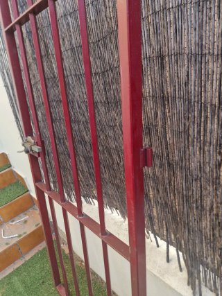 Reja y puerta de hierro galvanizado