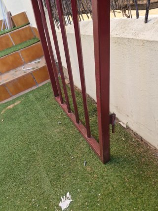Reja y puerta de hierro galvanizado