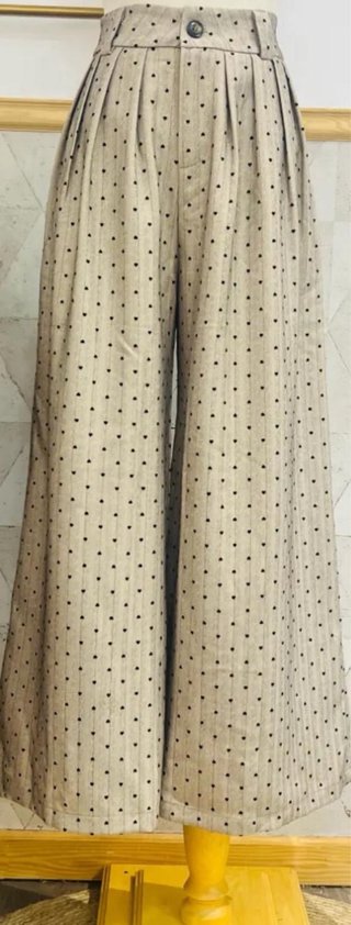 Pantalón ancho beige con corazones