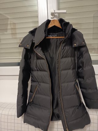 Abrigo plumífero Zara negro con capucha