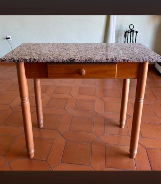 Mesa de cocina con cajón y patas de madera dos tab