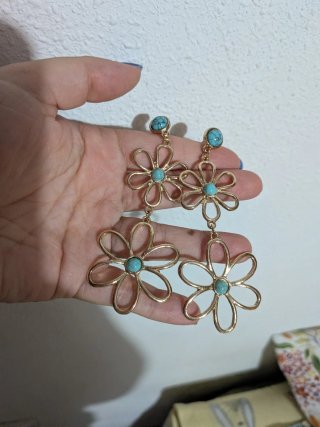 Pendientes dorados con turquesa