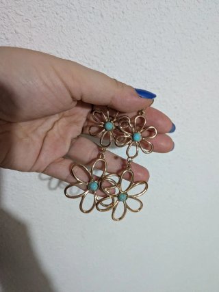 Pendientes dorados con turquesa