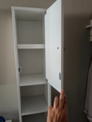 Mueble alto blanco estrecho