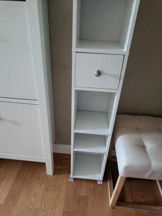 Mueble alto blanco estrecho