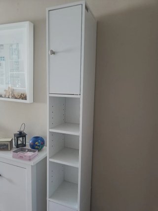 Mueble alto blanco estrecho