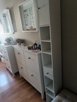 Mueble alto blanco estrecho