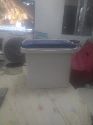 Nevera portátil azul y blanca