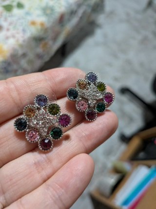 Pendientes florales con piedras multicolor