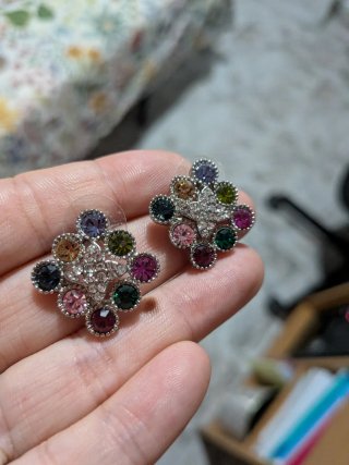 Pendientes florales con piedras multicolor