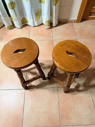 4 Sillas y 2 Banquetas Madera Frutal