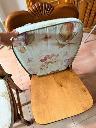 4 Sillas y 2 Banquetas Madera Frutal
