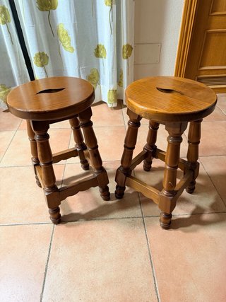4 Sillas y 2 Banquetas Madera Frutal