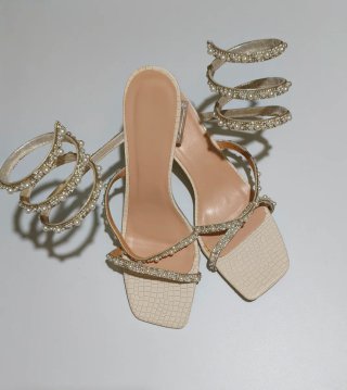 Sandalias de tacón con pedrería