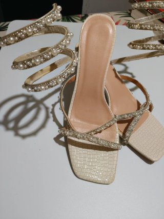 Sandalias de tacón con pedrería