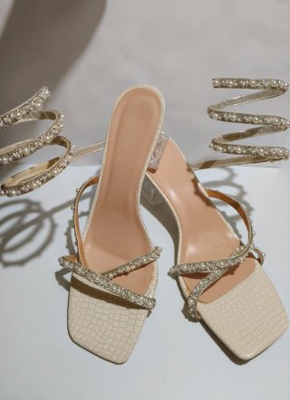 Sandalias de tacón con pedrería