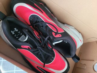 Tenis Running Under Armour Negro/Rojo.