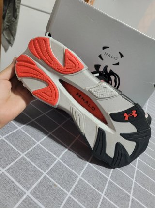 Tenis Running Under Armour Negro/Rojo.