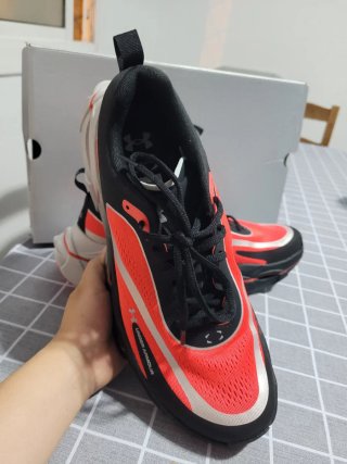 Tenis Running Under Armour Negro/Rojo.