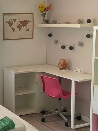 Escritorio esquinero blanco y rosa