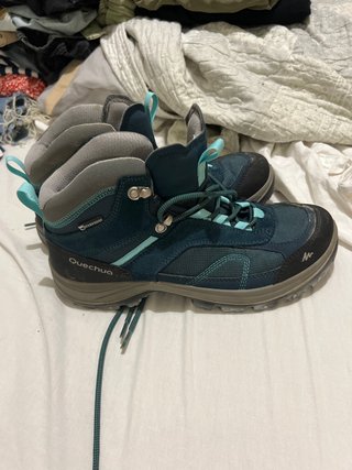Botas de montaña Quechua grises y turquesa