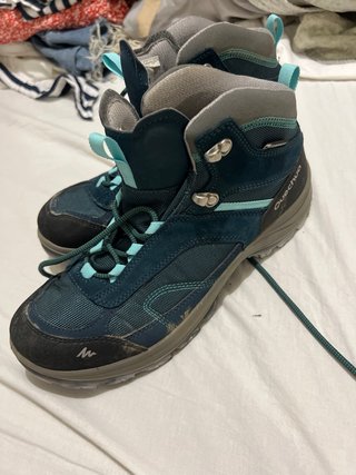 Botas de montaña Quechua grises y turquesa
