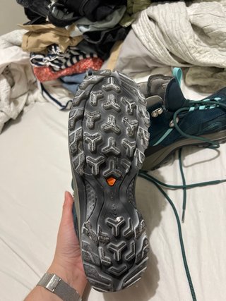 Botas de montaña Quechua grises y turquesa