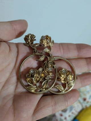 Pendientes dorados con rosas y circonitas