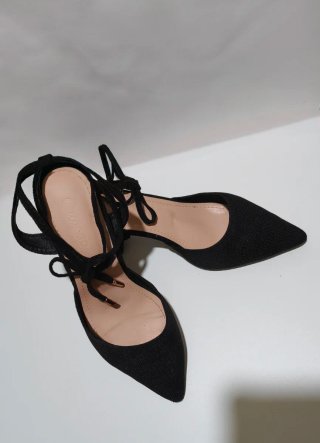 Zapatos de tacón negros atados al tobillo