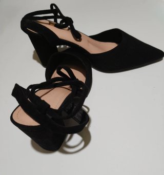 Zapatos de tacón negros atados al tobillo