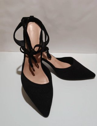 Zapatos de tacón negros atados al tobillo