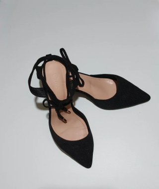 Zapatos de tacón negros atados al tobillo