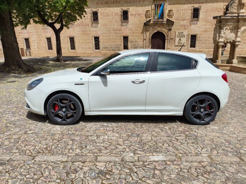 Alfa Romeo Giulietta 2012 - foto 1