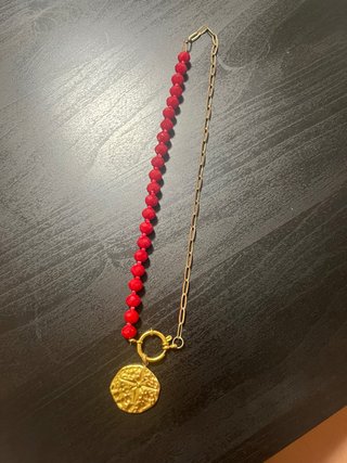 Collar hecho a mano con moneda dorada