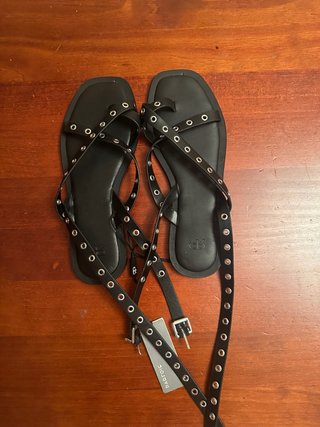 Sandalias negras tachuelas nuevas