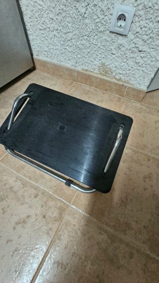 Reposapiés plegable negro y plateado
