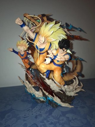 Figura Goku SSJ3 con Shenron y Gohan