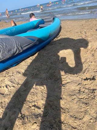 Kayak hinchable azul con remo