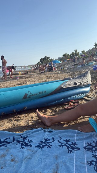 Kayak hinchable azul con remo