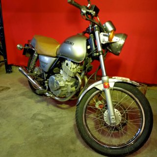 Suzuki TU250X Clásica Plata/Marrón